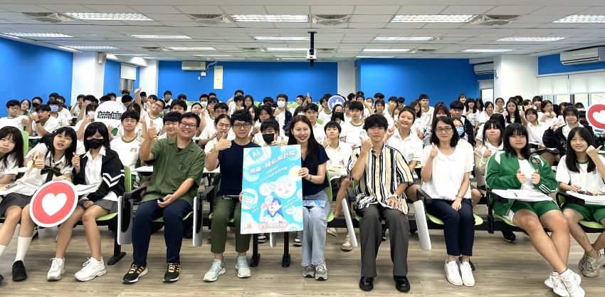 玩轉AI有撇步 新北政風處厚植青少年數位素養 1 《圖說》AI新世代數位素養校園宣導活動首場講座,今日於新北市樟樹國際實創高中登場全體合照,中為政風處主任秘書劉育君。〈政風處提供〉