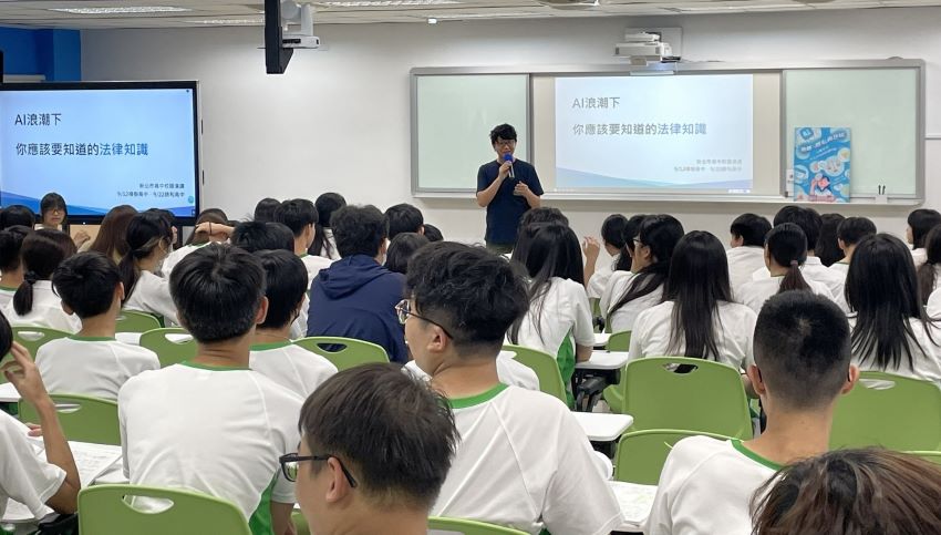 玩轉AI有撇步 新北政風處厚植青少年數位素養 3 《圖說》新北市樟樹國際實創高中教務主任湯凱任致詞。〈政風處提供〉