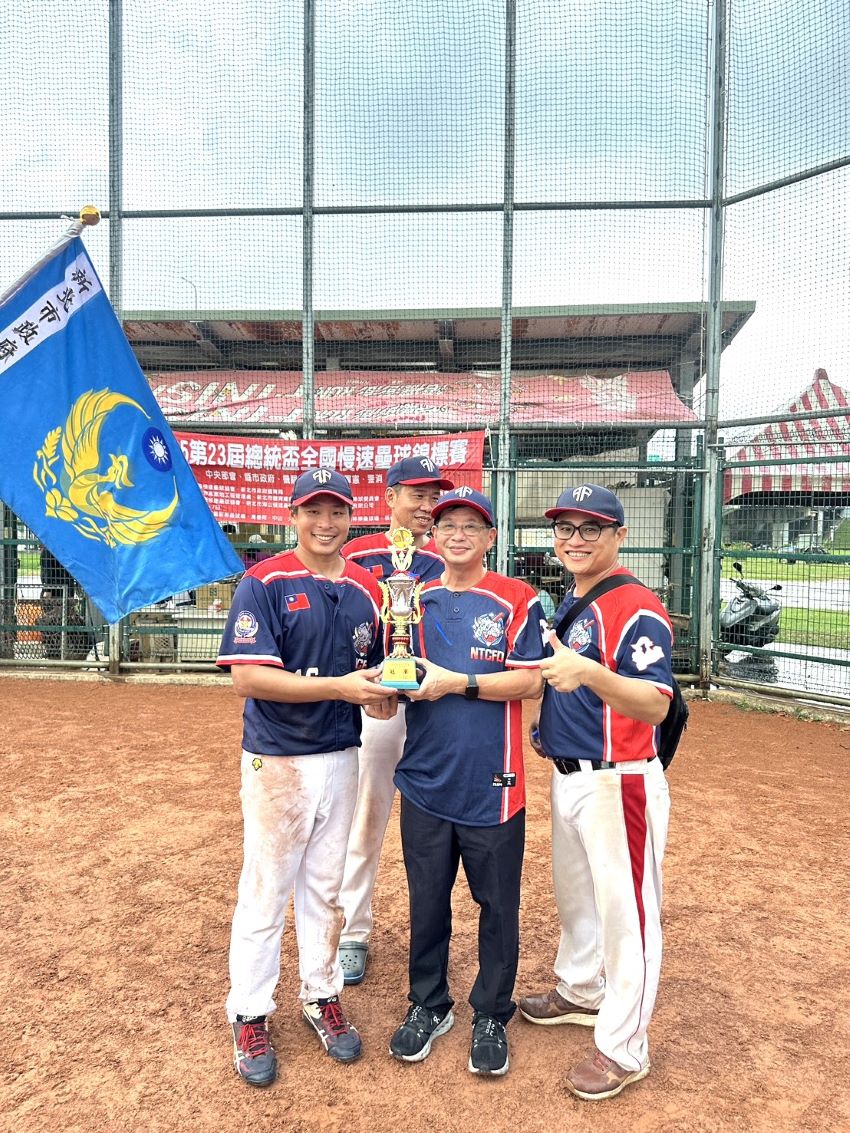 新北消勇奪總統盃慢速壘球冠軍 1 《圖說》消防局長陳崇岳〈中〉、左1隊長陳柏儒副大隊長、右1領隊李建霖副大隊長、後排教練橫科分隊長王欣麟合照。〈消防局提供〉