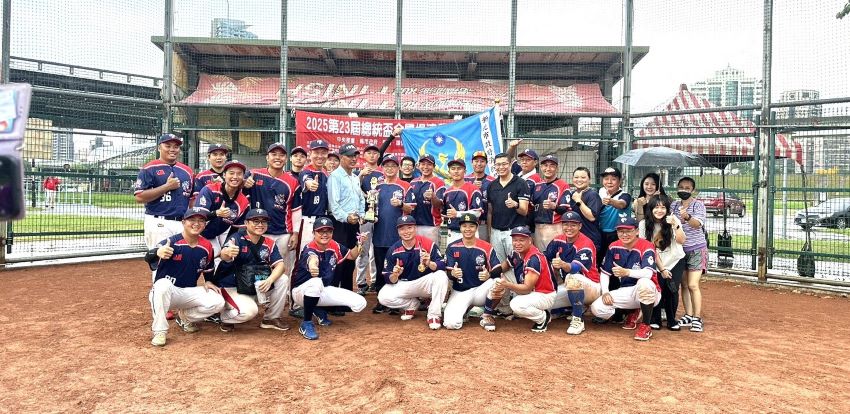 新北消勇奪總統盃慢速壘球冠軍 2 《圖說》消防局長陳崇岳與球員合照。〈消防局提供〉