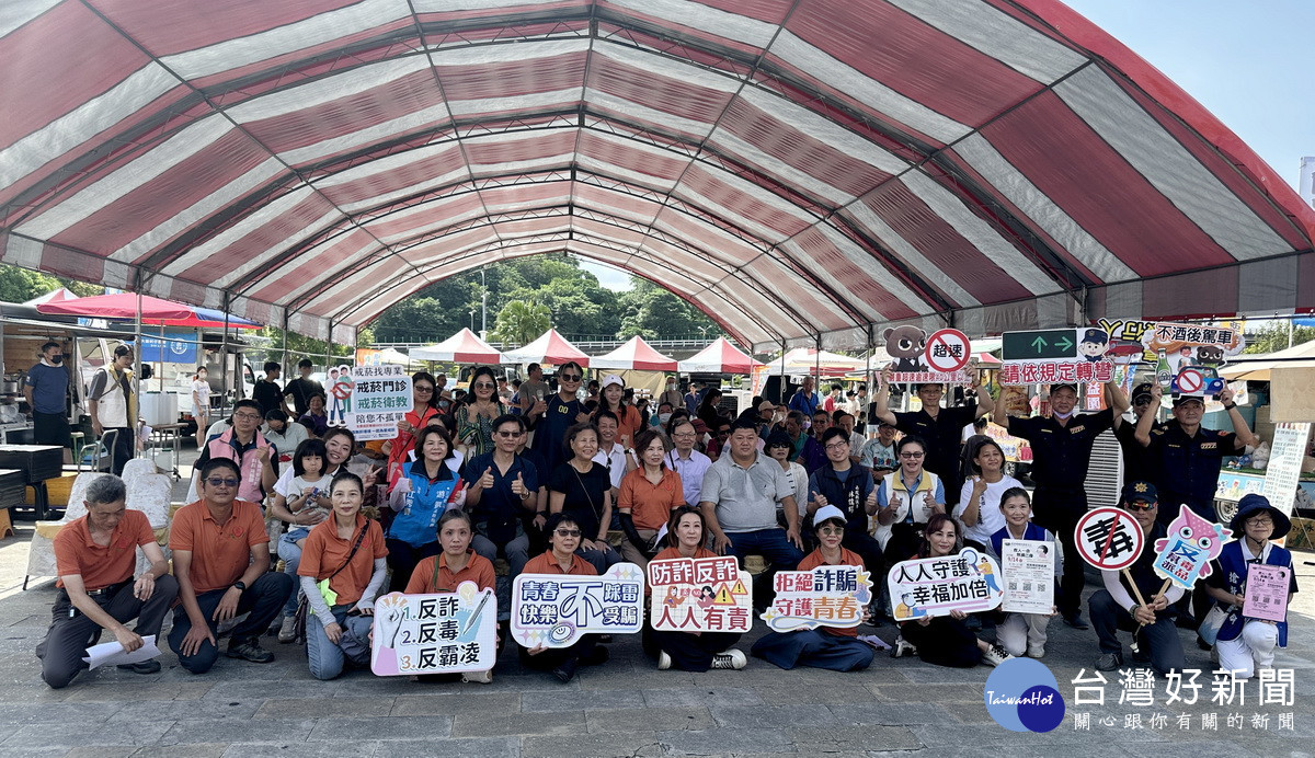 南投縣服務利他促進會結合公和部門舉辦公益園遊會宣導反詐等。（記者扶小萍攝）
