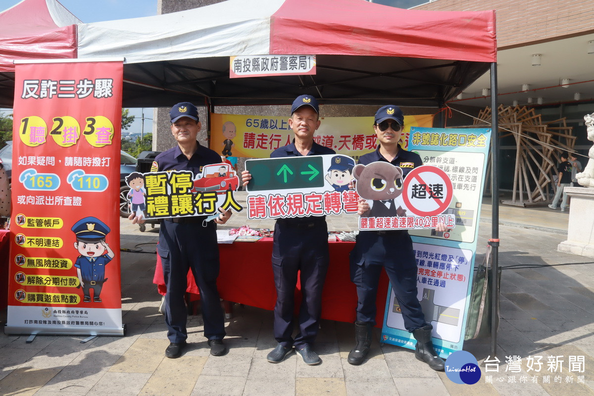 警察局交通隊宣導交通安全。(記者扶小萍攝)