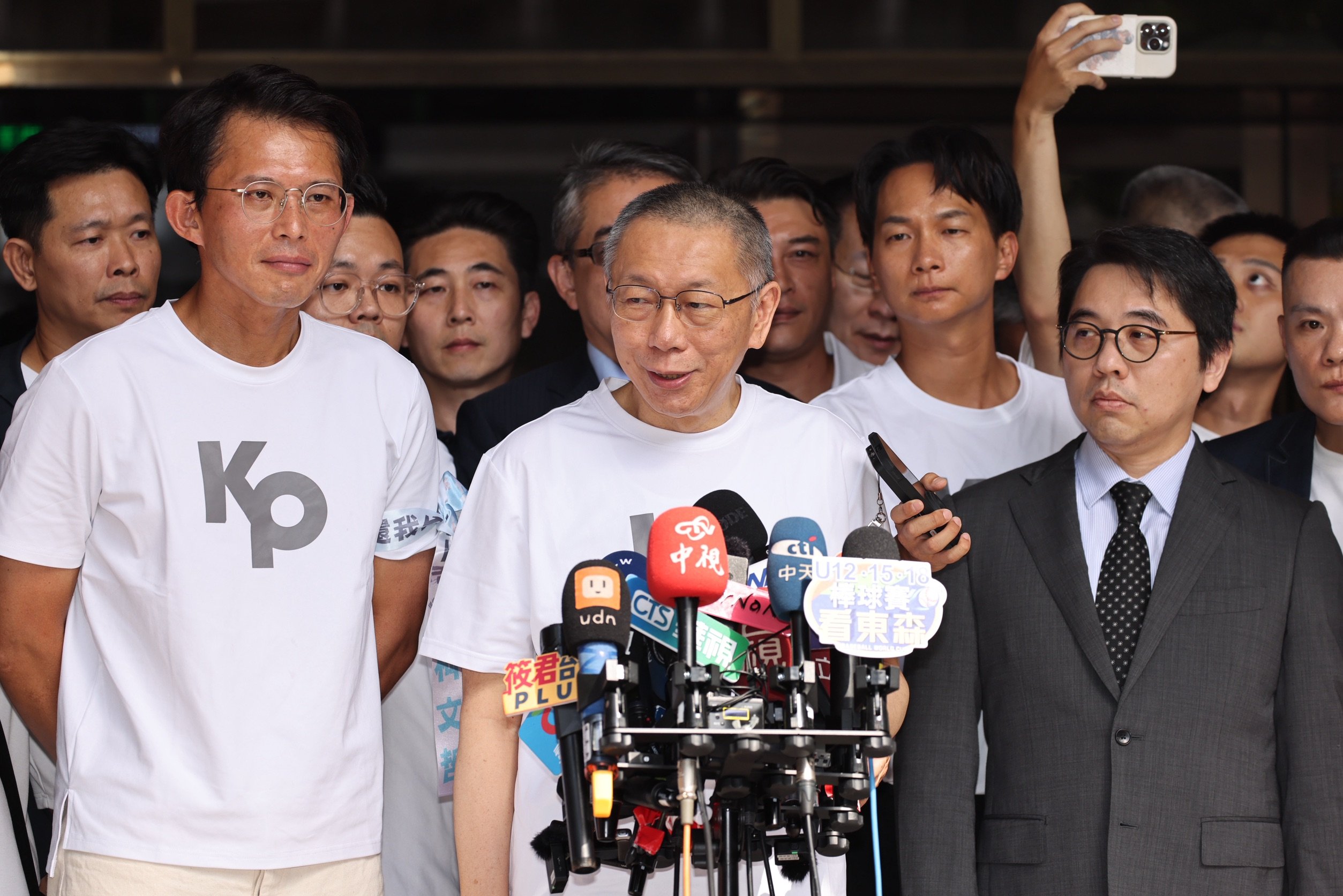 民眾黨主席黃國昌(左)透露,在民眾黨前主席柯文哲(中)交保後,兩人曾長談一整晚。資料照片/林啟弘攝