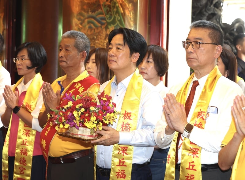 身兼民進黨主席的總統賴清德（前右2）13日赴板橋深丘福德宮參香，向神明獻花祈求國泰民安、風調雨順。前右為民進黨秘書長徐國勇。中央社