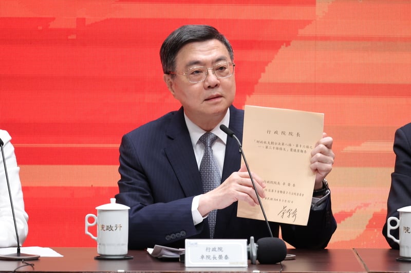行政院長卓榮泰(圖)記者會中,拿出政院先前針對《財劃法》所提覆議案說明。中央社