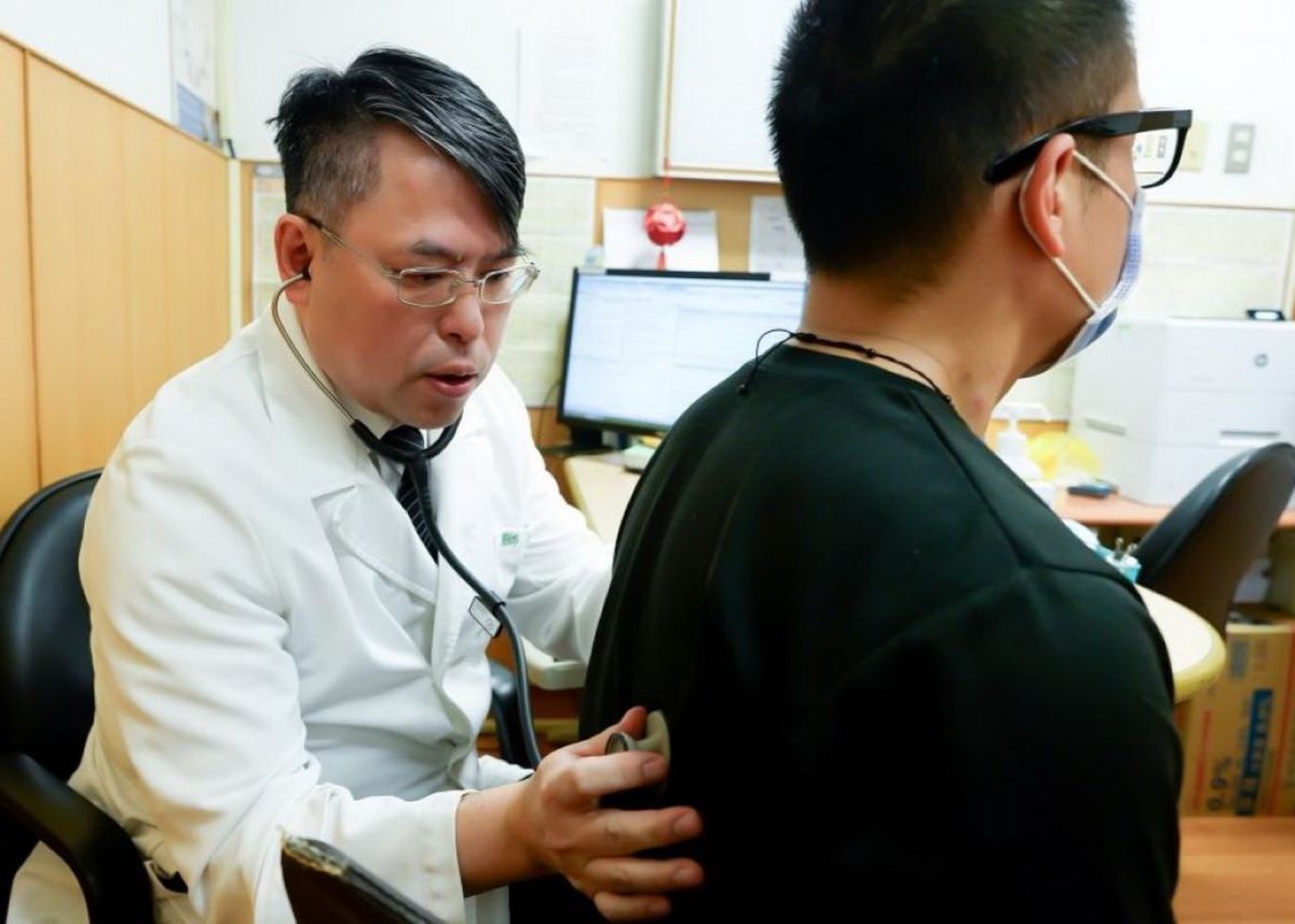 圖/胸腔內科主任藍冑進說,全肺灌洗術雖聽來複雜,但臨床風險相對低,併發症如氣胸或肋膜積水發生率不到1%。(台北慈濟醫院提供)