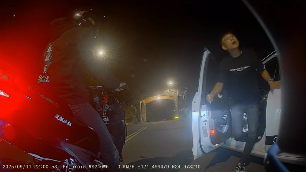 影/烘爐地山路起糾紛!騎士超車奧迪遭攔車罵「騎三小」 駕駛下車再嗆後方騎士