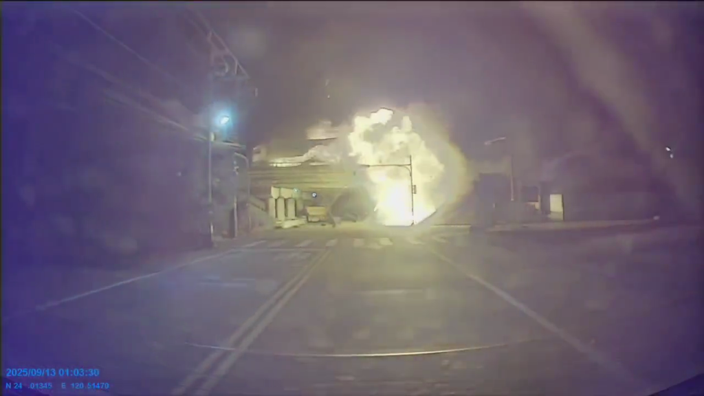 有片/國道彰化駭人畫面!聯結車油箱噴飛爆炸 波及2車宛如電影情節