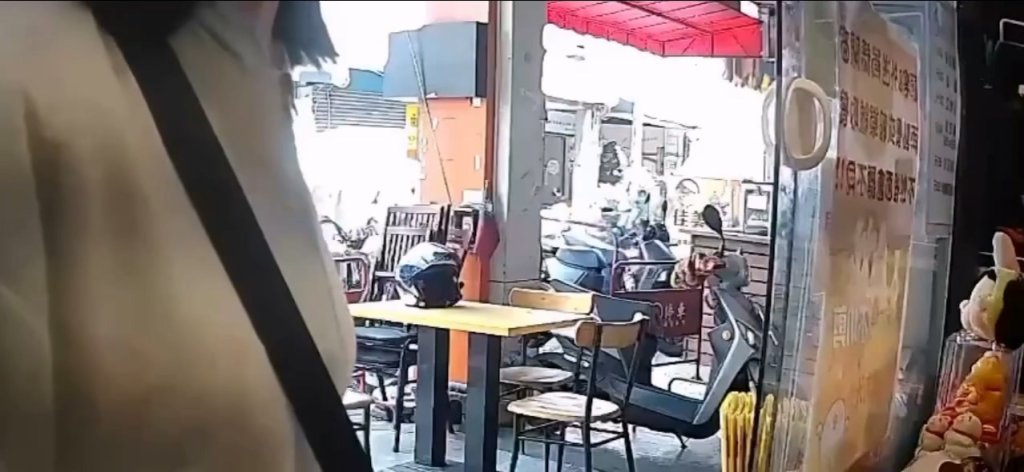 影/雞排店控遇女奧客!多次消費口氣差直接丟錢 老闆爆氣喊「滾」