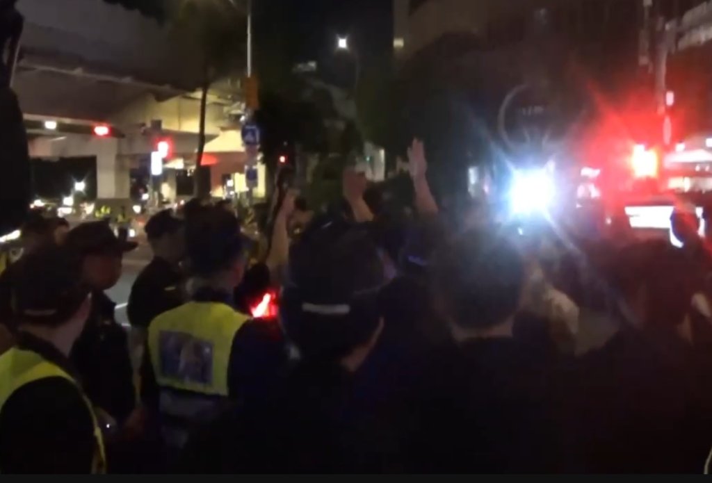 公館圓環拆除爆衝突!男子當街揮拳攻擊執勤人員 將依法送辦