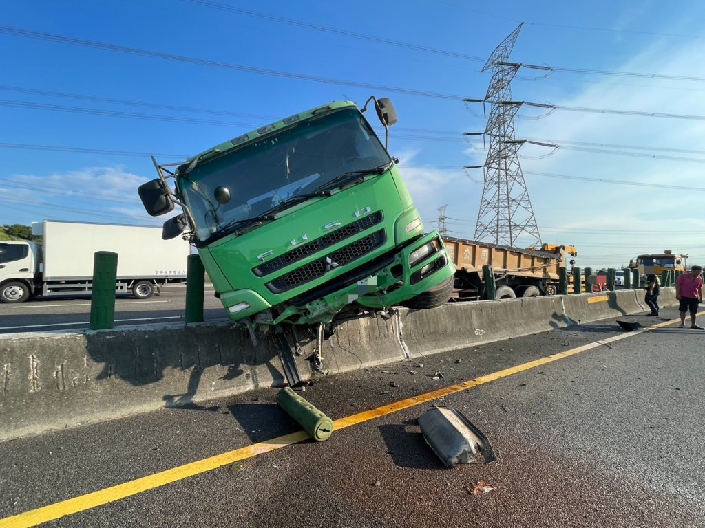 國道3號砂石車自撞護欄 駕駛送醫幸無大礙