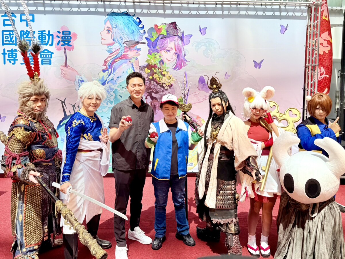 ▲市長盧秀燕、立法委員廖偉翔、coser合影留念。(圖/記者顏淑娟攝)