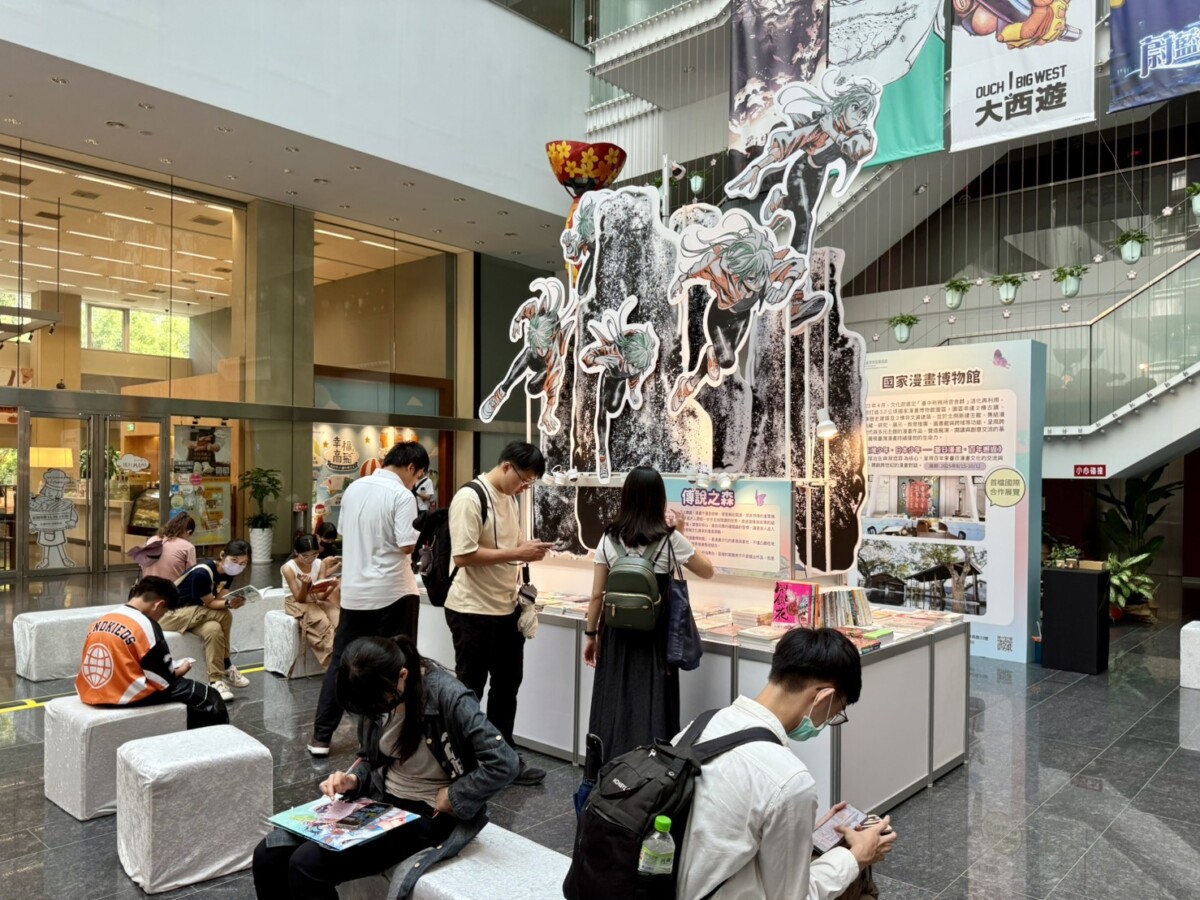 ▲台中漫博閱讀區近百本台漫作品提供民眾翻閱。(圖/記者顏淑娟攝)