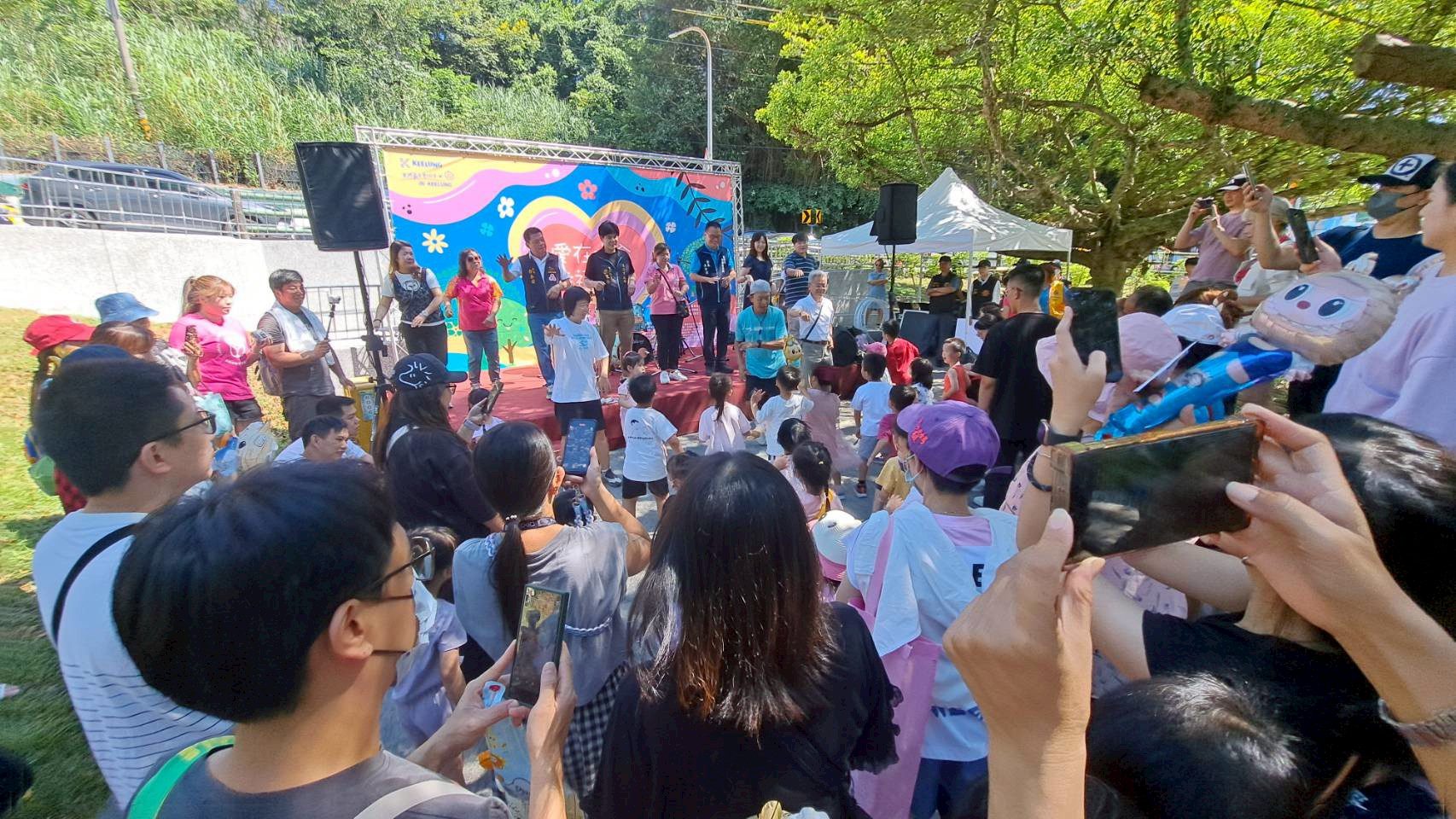 台下小朋友開心的手舞足蹈隨著哥哥姐姐們的熱身舞動，開心跳舞。