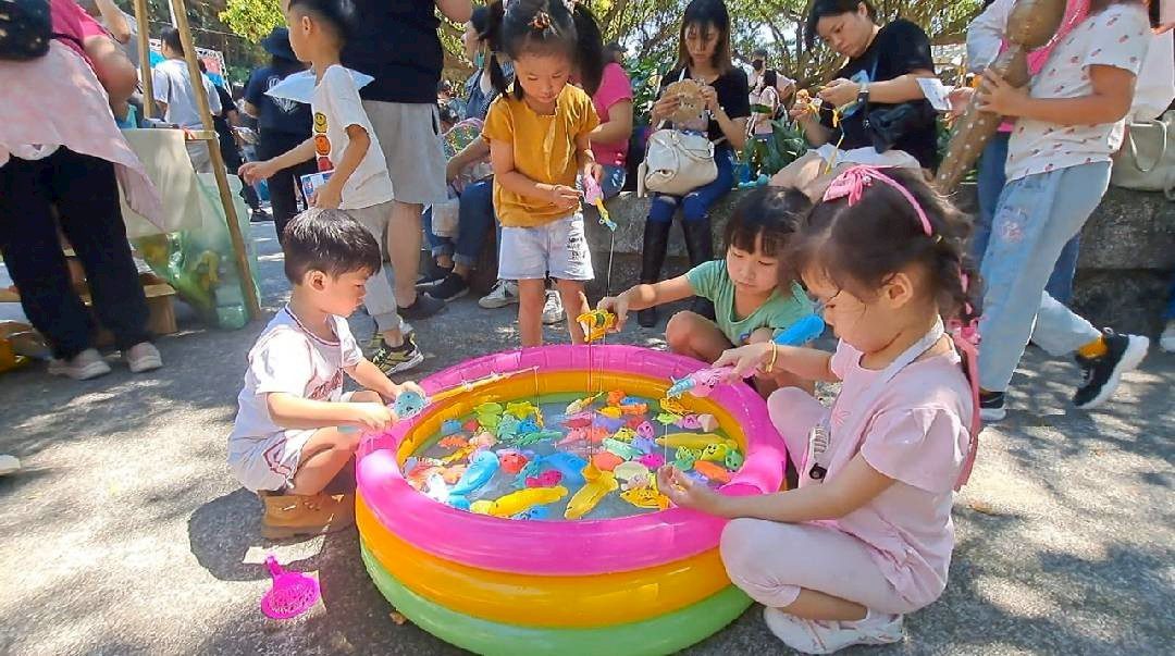 活動現場設有親子闖關遊戲與多樣化的兒童遊樂設施，吸引許多家庭攜手參與，小朋友們玩得不亦樂乎，現場洋溢著歡樂氛圍。