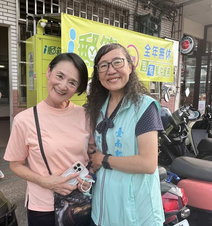 ▲偕同藝人譚艾珍至文元郵局拍攝防詐騙宣傳短片。