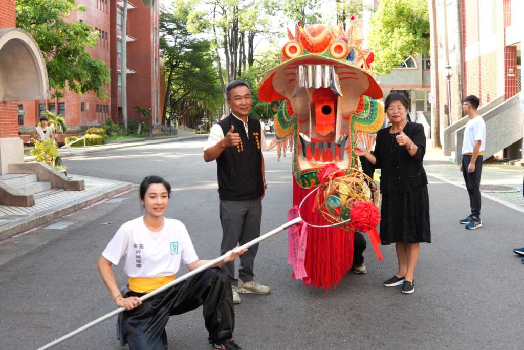▲南大校長陳惠萍與府城隍廟主委郭榮哲在校園共同完成結彩儀式。