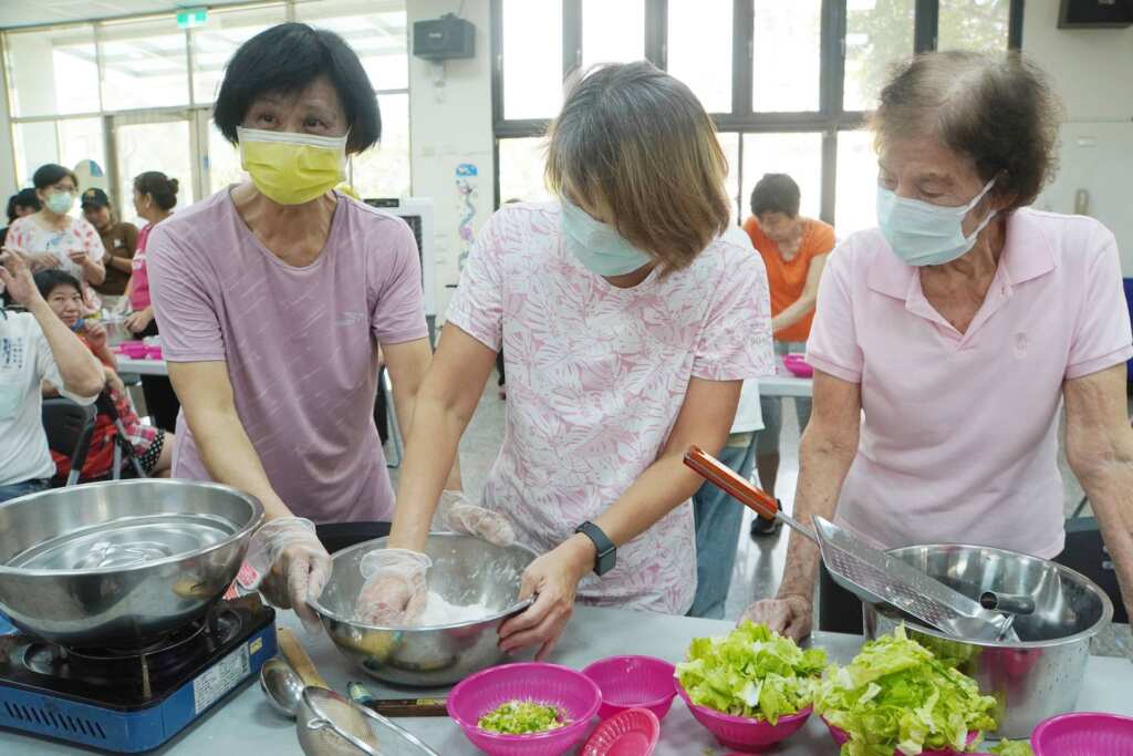 ▲大葉大學透過米食帶領大村居民認識客家文化。(記者林明佑翻攝)