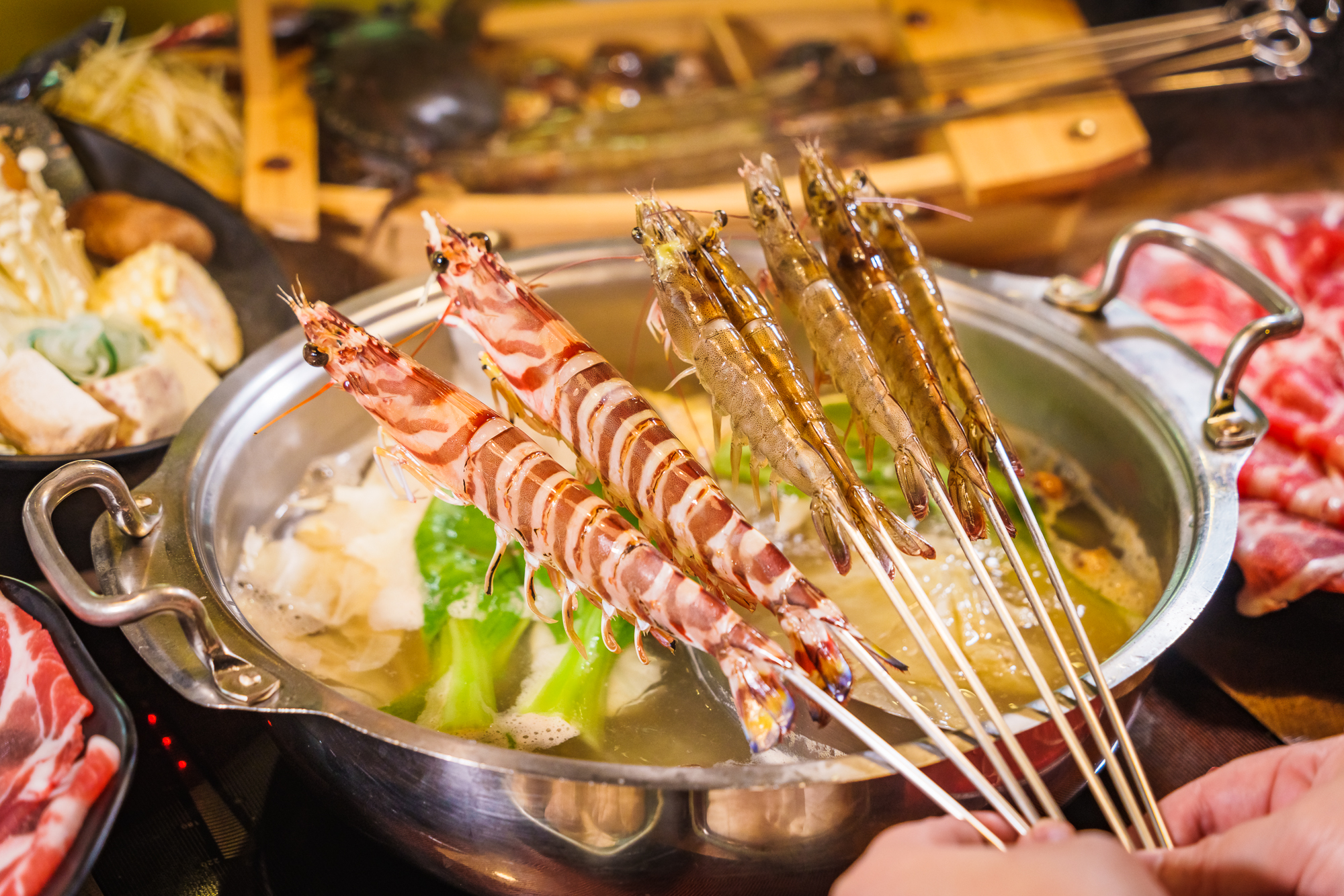 厚切生魚片、活海鮮搭配鍋物,讓民眾吃得滿足又過癮。圖/海牧鍋物提供