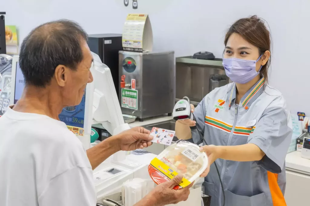 超過37年的7-ELEVEN「把愛找回來」公益募款平台,提供線上線下多元捐款管道、愛心認捐、門市送取餐服務,打造「全齡照護公益友善商店」