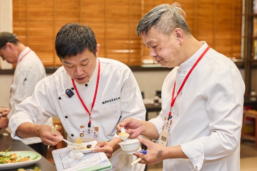 評審團於麻油料理擂台競賽初賽,針對菜餚進行感官品評。