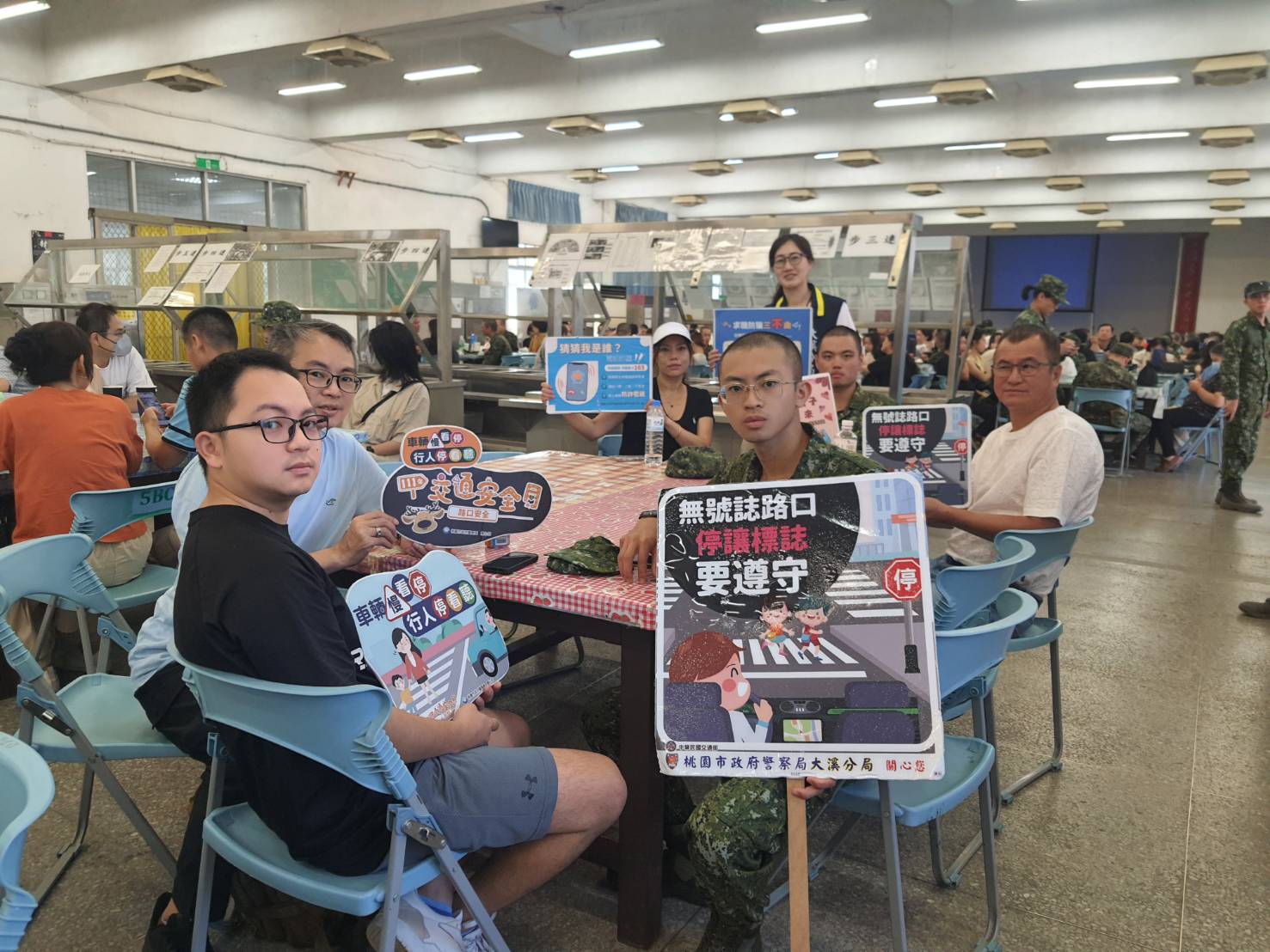 交通安全月啟動 大溪警龍華營區宣導停讓文化 S 284246076 0