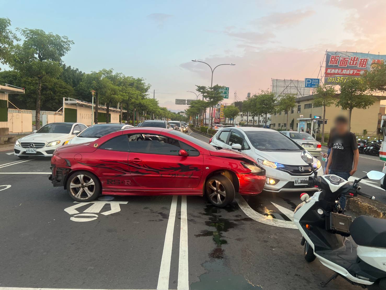 平鎮環南路驚悚逆向 紅白小客車碰撞幸無人傷 696858 0