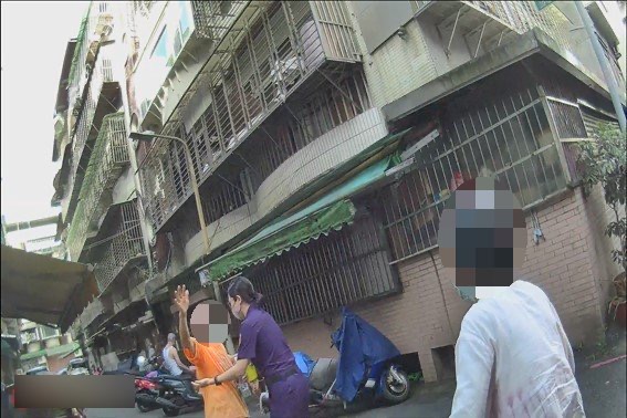 警方護送老翁及家屬返家 。(圖/記者薛秀蓮 翻攝)