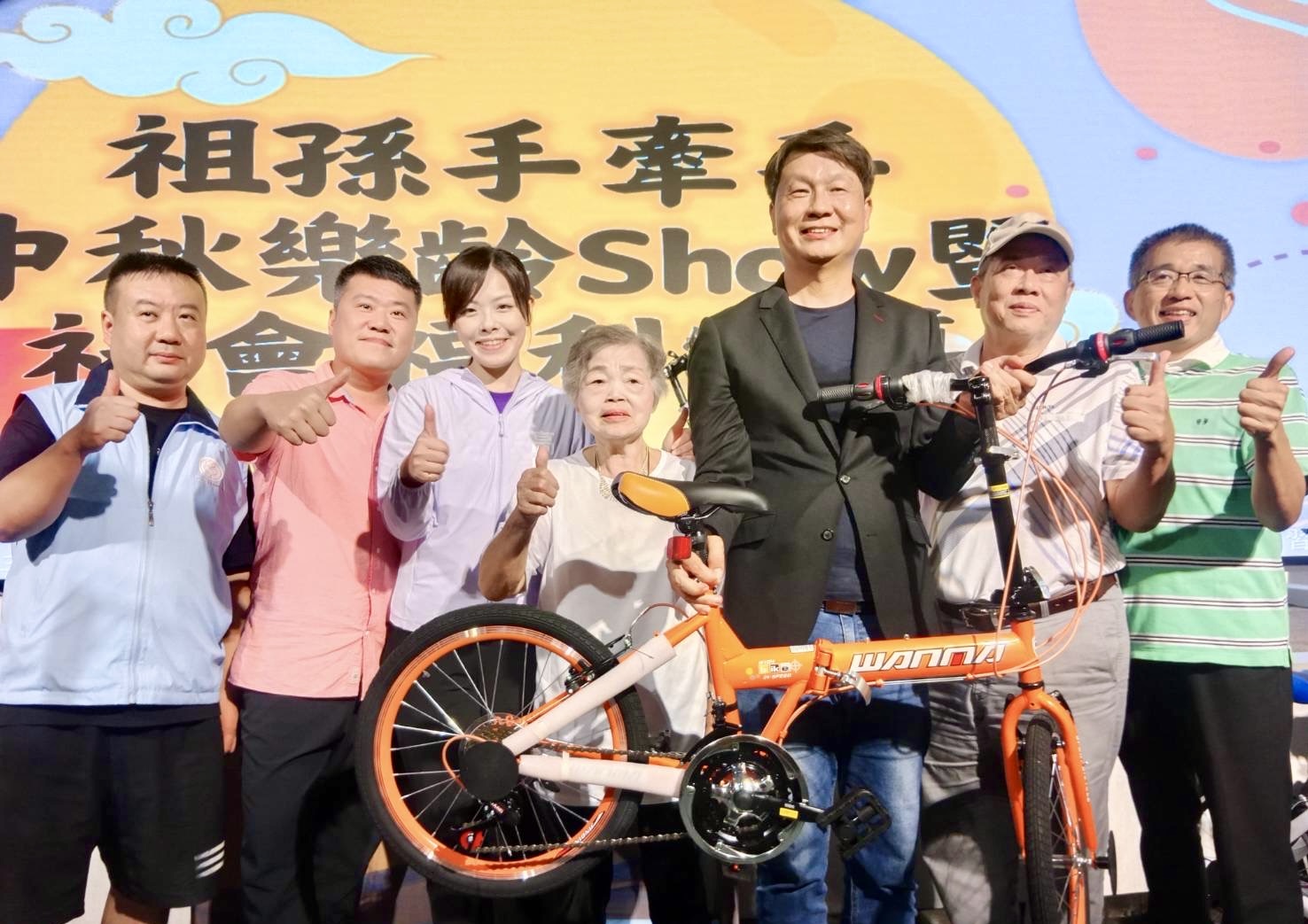 活動中安排祖孫共樂抽獎，市長高虹安（左三）、葉國文主任（右三）與得獎長者一同合影留念，場面溫馨感人。（圖/記者黃溎芬攝）