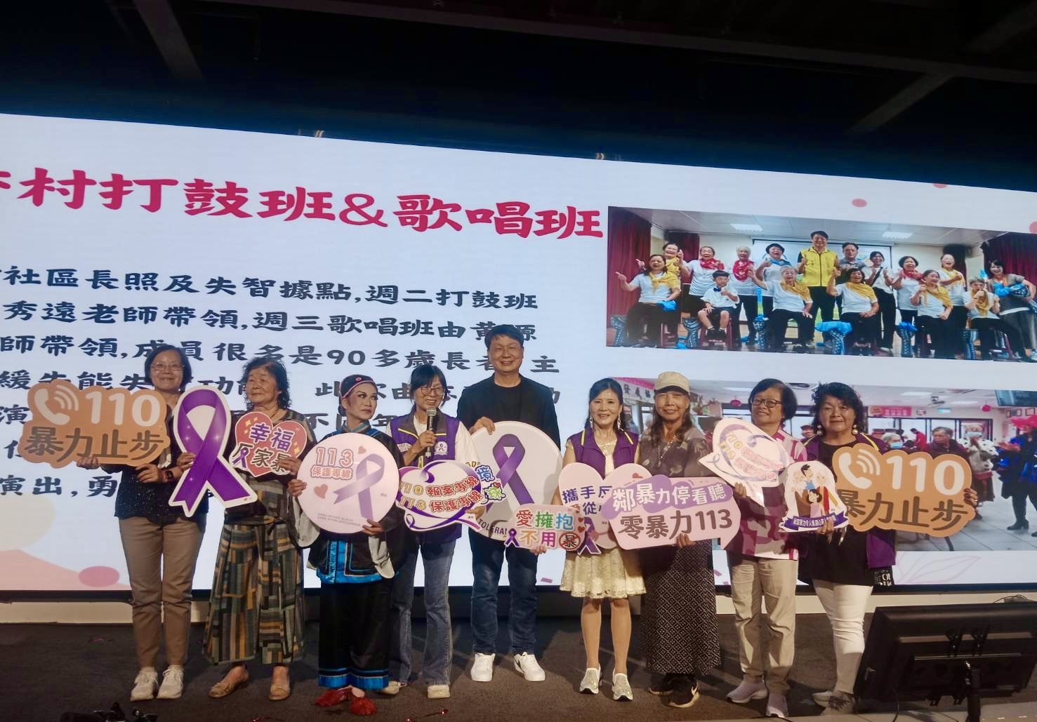 香村社區長輩表演打鼓班及歌唱班，展現長者活力與才藝，贏得滿堂彩。（圖/記者黃溎芬攝）