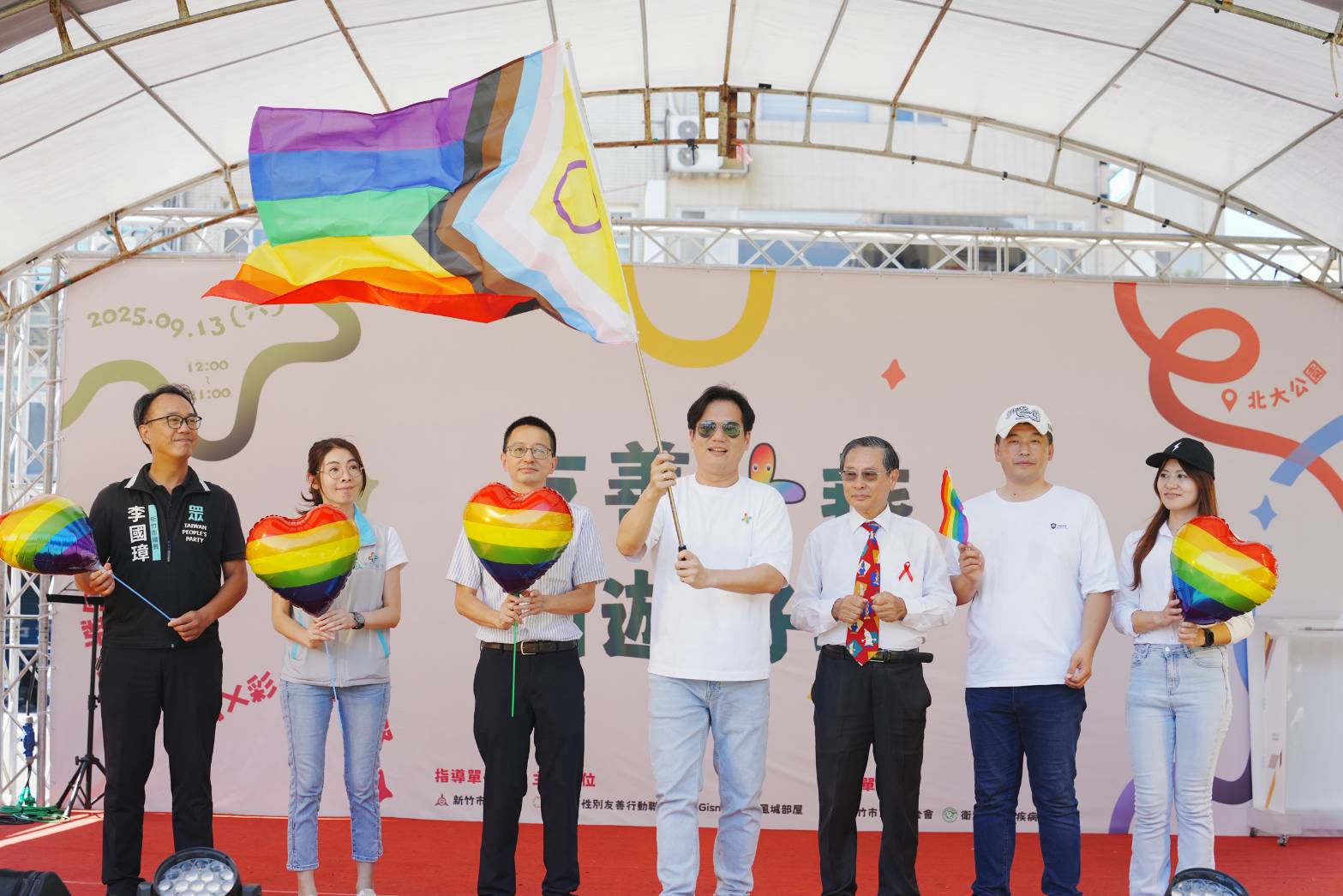 邱臣遠代理市長（中）率市府團隊揮舞彩虹驕傲旗，展現竹市推動性平與多元共融的決心。 （圖/記者林照東翻攝）