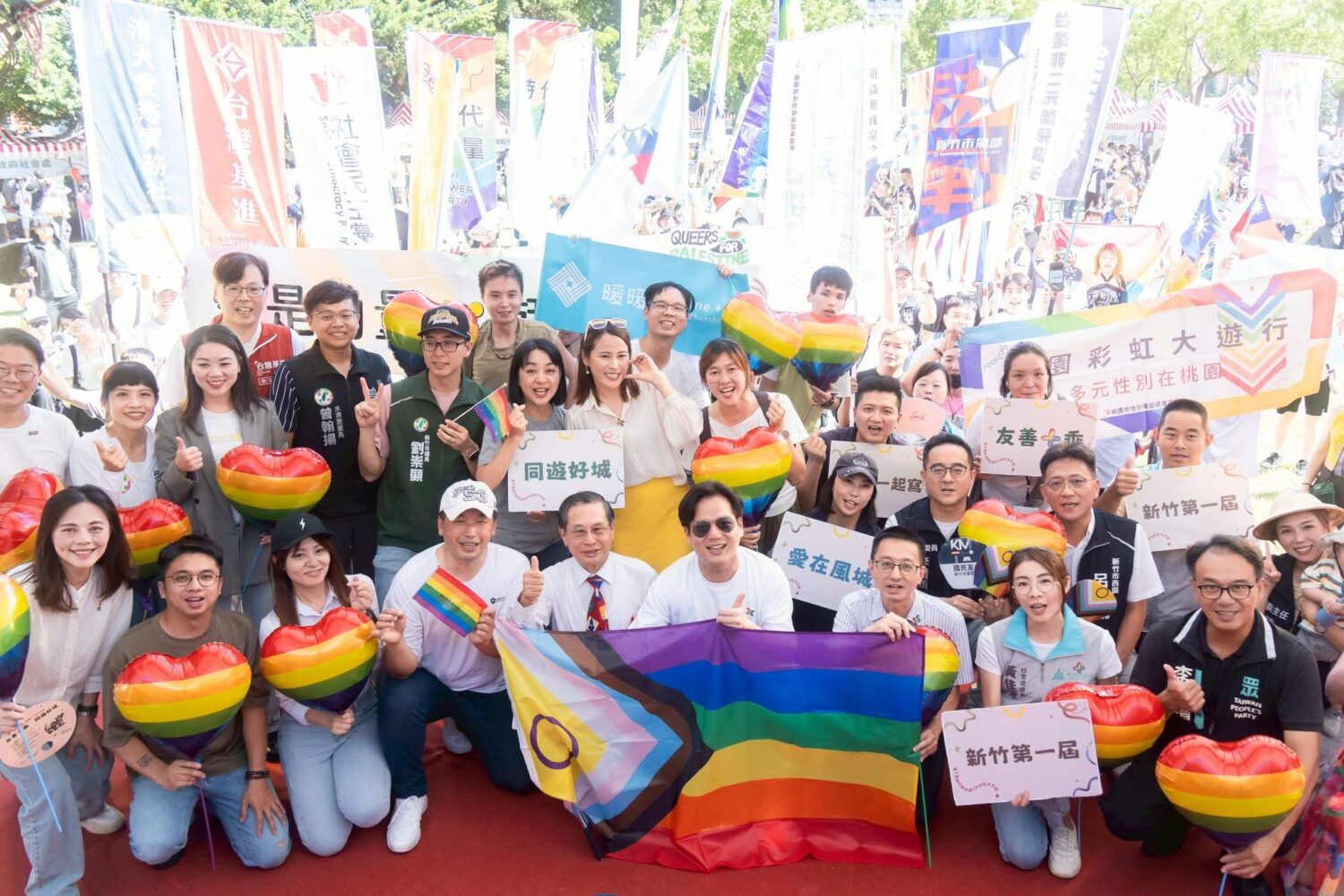 竹市首屆同志大遊行吸引逾2,000人參與，眾多團體與市民齊聚北大公園，高舉彩虹旗聲援多元平權。 （圖/記者林照東翻攝）