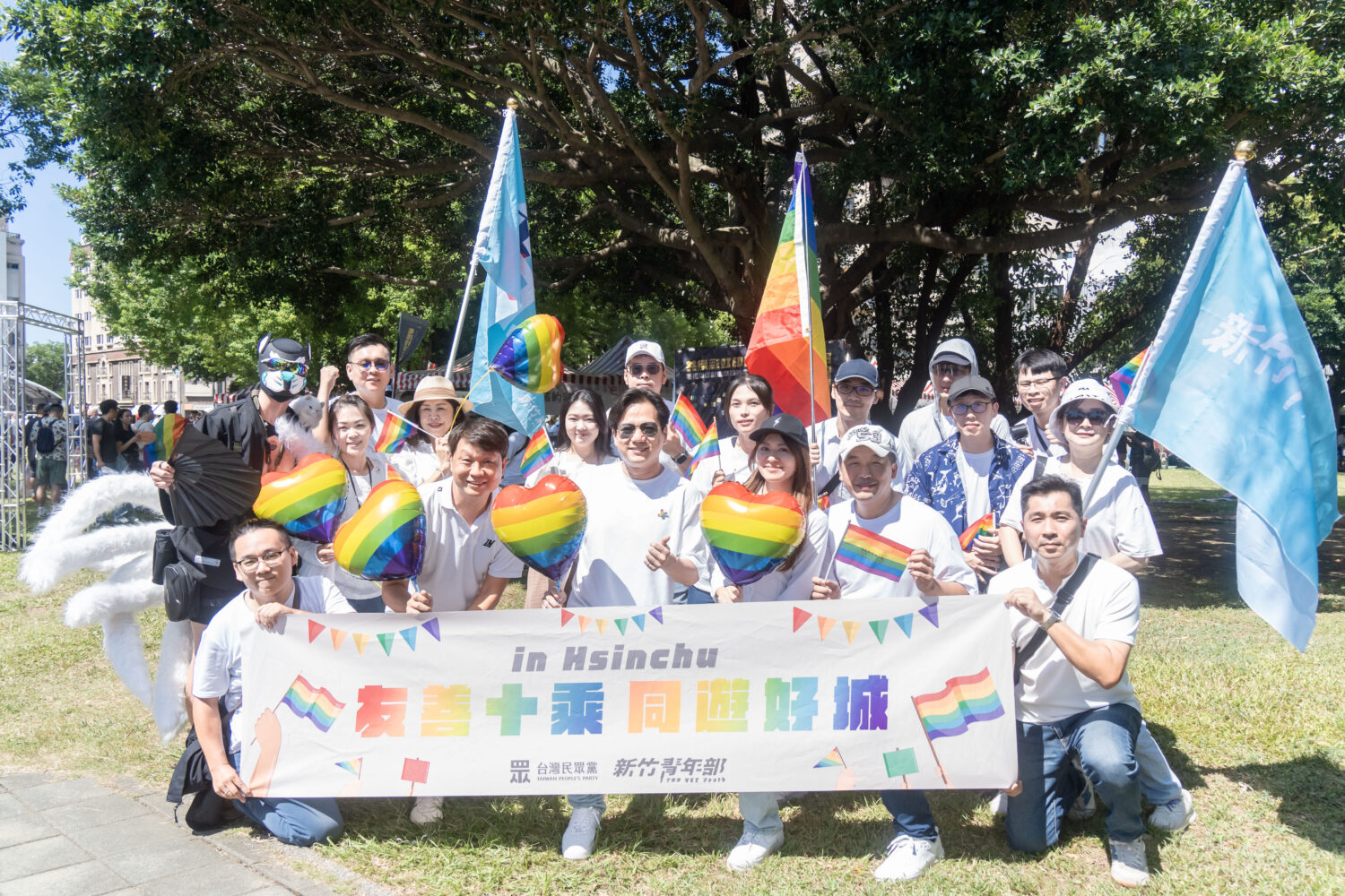 各界友善團體高舉「友善＋乘，同遊好城」布條，齊心響應新竹首屆同志大遊行，共同打造多元包容城市。 （圖/記者林照東翻攝）