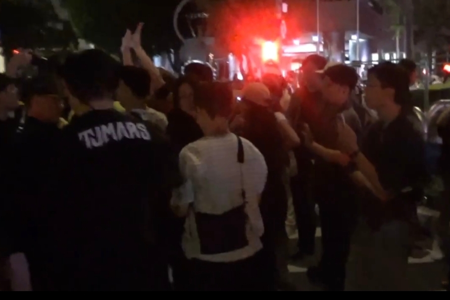 大安分局執行公館圓環拆除工程安全維護 員警遭民眾故意攻擊 嚴正譴責暴力 將依法傳辦 2 MEITU 20250913 140544404