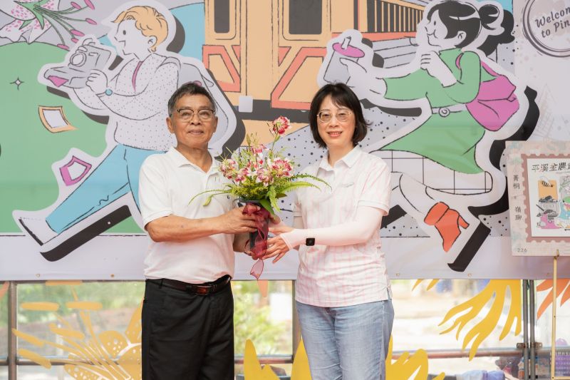 農村旅遊打造新亮點 平溪金農遊熱鬧登場 2 《圖說》紫東社區發展協會李明宏理事長(左)致贈豔紅鹿子百合予新北市政府農業局。〈農業局提供〉