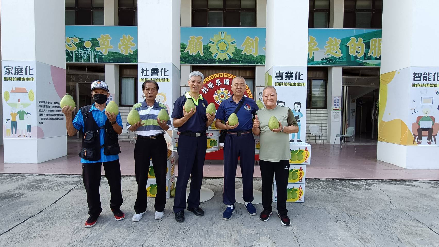 颱風重創果園仍送暖 麻豆榮民中秋贈文旦慰榮家長輩 - https://www.watchmedia01.com