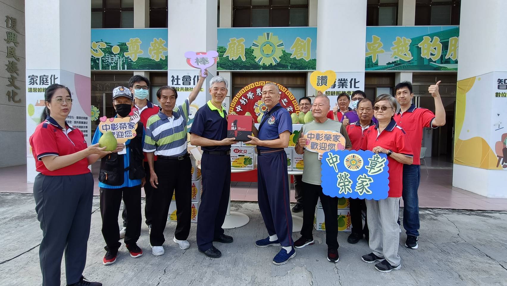 颱風重創果園仍送暖 麻豆榮民中秋贈文旦慰榮家長輩 - https://www.watchmedia01.com