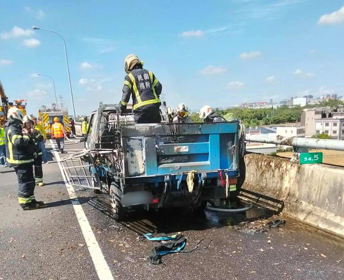 國道一號高架南向桃園路段驚傳火燒車 駕駛及時逃生 - https://www.watchmedia01.com