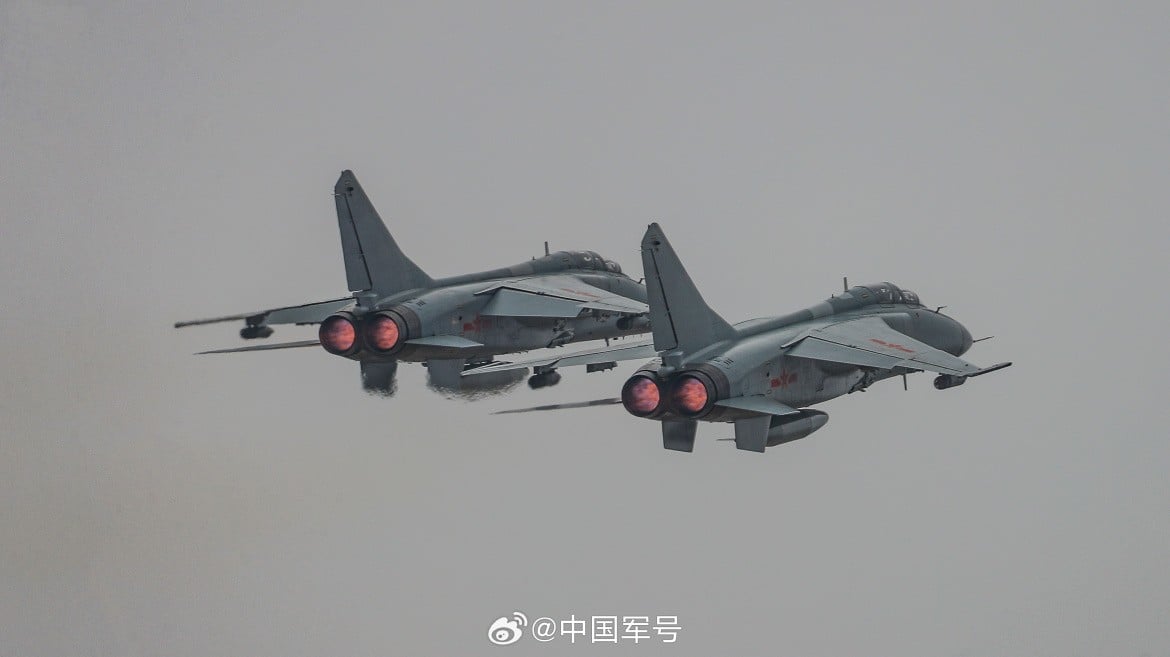 中國93閱兵後,美國商務部針對提供中共軍事支援的廠商列入制裁實體清單,圖為掛著集束彈的中共轟炸機。翻攝中共軍網。