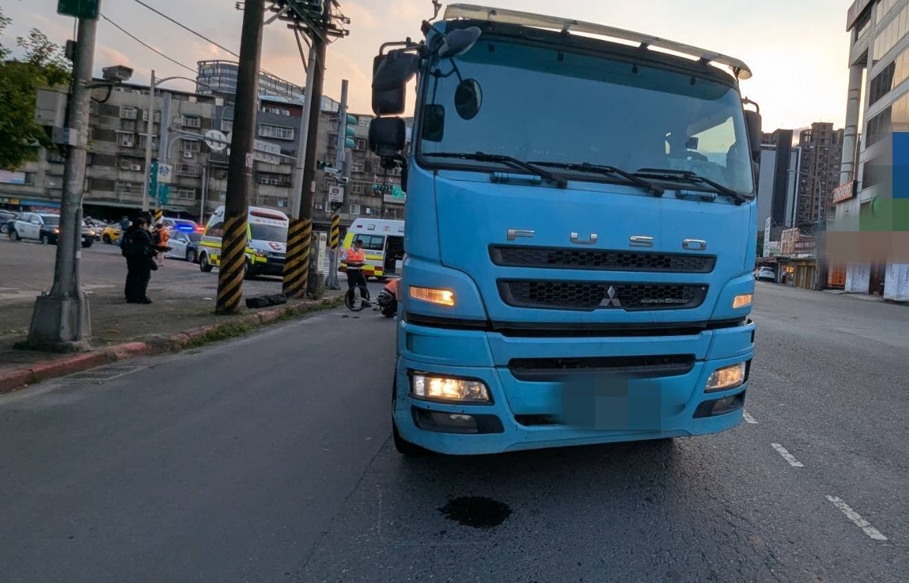 陳姓男子駕駛水泥預拌車,沿東新街往南方向行駛,在右轉南港路三段時,疑因未注意車前狀況,與同向簡姓婦人發生碰撞。