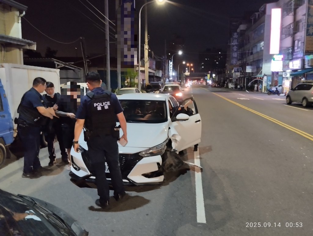 燈桿被撞斷！30歲男逆向失控　車內遭警搜出毒品
