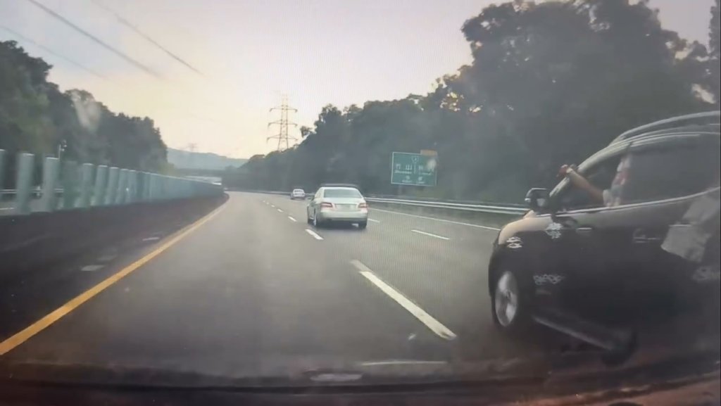影／國3行車糾紛？駕駛狂飆追賓士開槍射擊　遭起底疑為上月彰化敲窗恐嚇男　