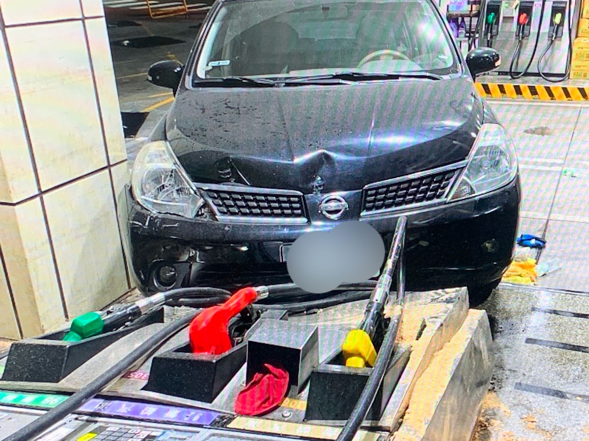 44歲陳姓男子駕駛轎車進入加油站準備加油時,本該減速就位的車輛卻突然「爆衝」,直接衝撞加油島上的加油機,導致加油機倒塌。