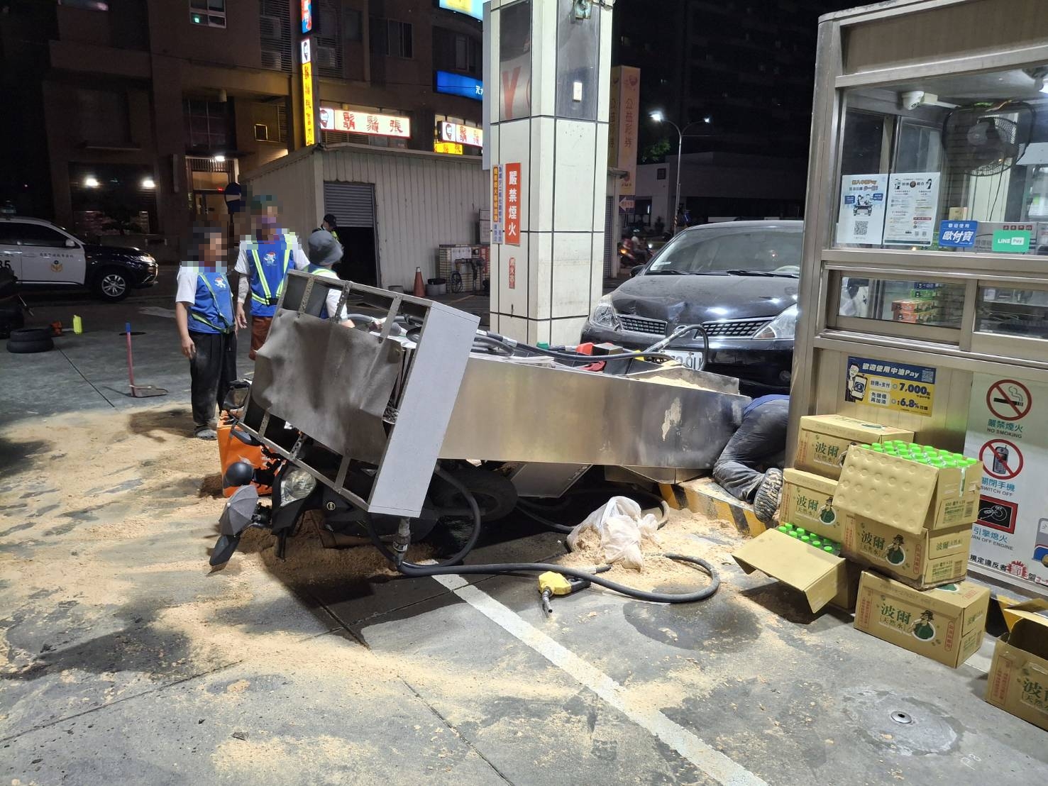 事故造成加油機有漏油情況,站方緊急關閉止漏閥,消防隊也到場戒備,並用木屑清除洩漏的油品。