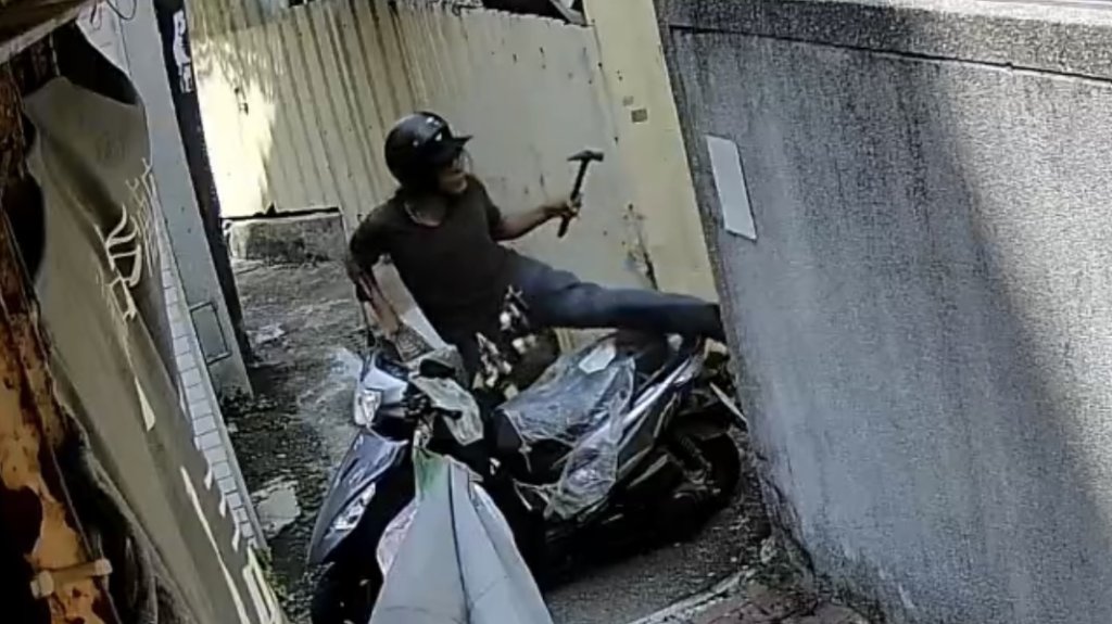 台南所長巷弄追人!歹徒拿榔頭襲警再狠咬 鄰居合力壓制