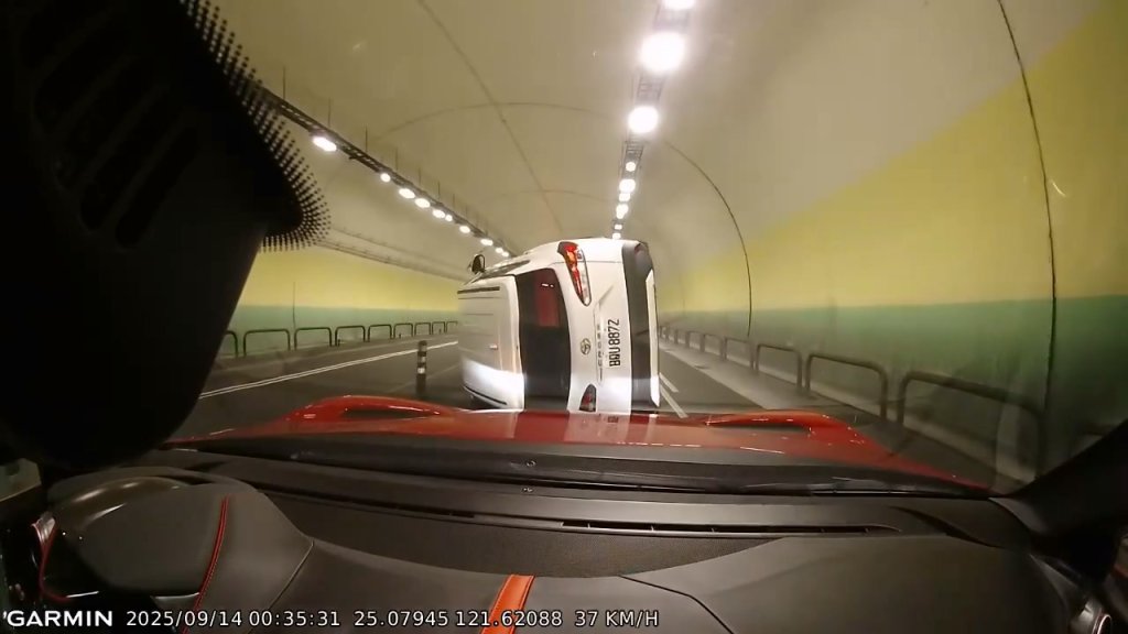 影/休旅車康樂隧道自撞90度側翻!後方法拉利急煞險衝撞 3人開車門爬出脫困