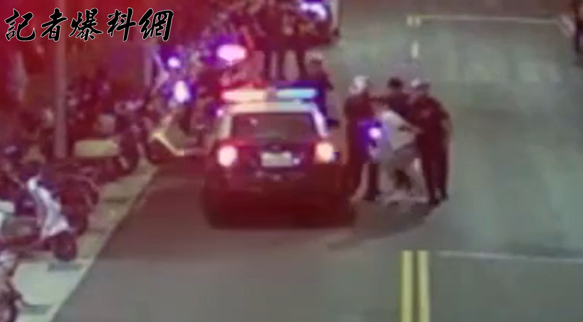 葉姓男子不僅拒絕配合還與警方發生推擠,最終被大批警力壓制並上銬逮捕,帶回派出所保護管束。