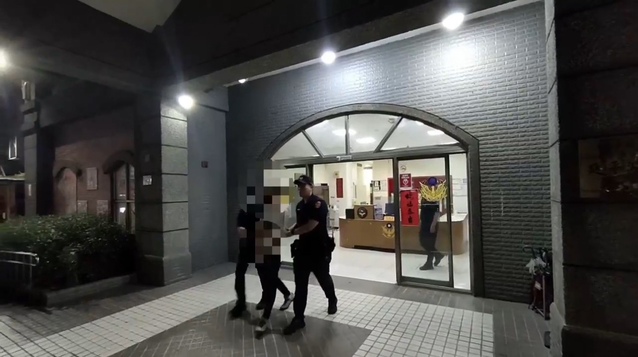 警方訊後依《毒品危害防制條例》、竊盜及毒品通緝等罪嫌,將廖男移送新北地檢署偵辦。