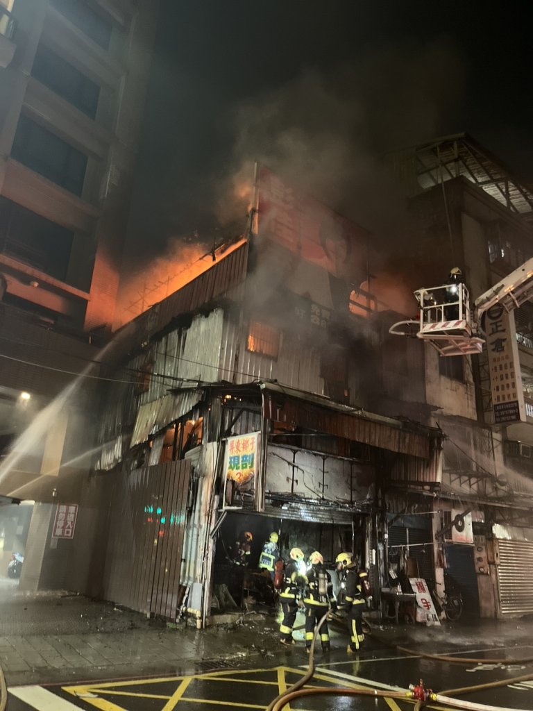 快訊/中興橋下建物大火 3層樓全陷火海…警消動員百人搶救