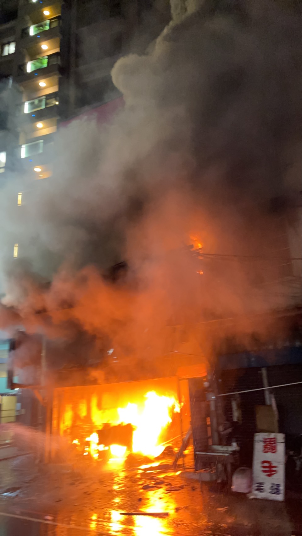 新北市三重區環河南路1處三層樓建築物,今(14)日晚間19時許傳出火警。